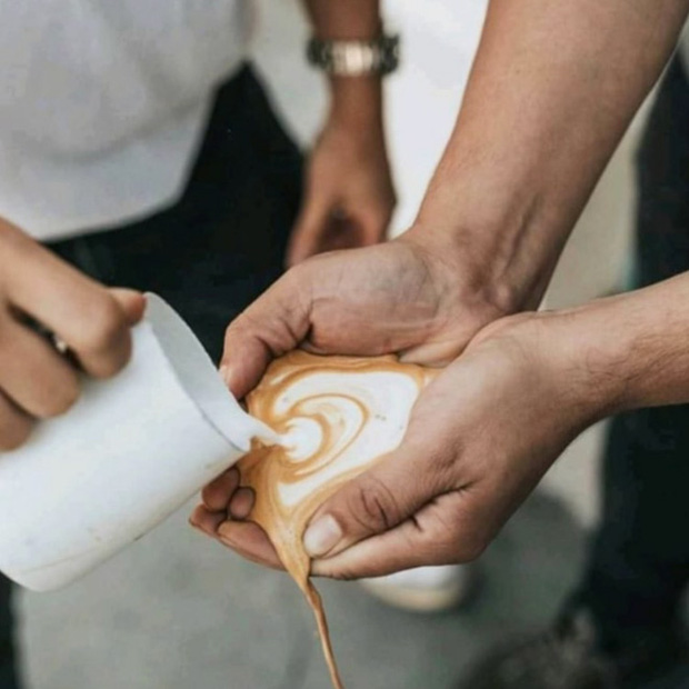 Khi nh&agrave; h&agrave;ng b&agrave;y biện đồ ăn kh&ocirc;ng thể sai hơn: C&agrave; ph&ecirc; đổ ra tay, đậu hầm đựng trong d&eacute;p v&agrave; loạt si&ecirc;u phẩm ẩm thực kh&aacute;c - Ảnh 1.