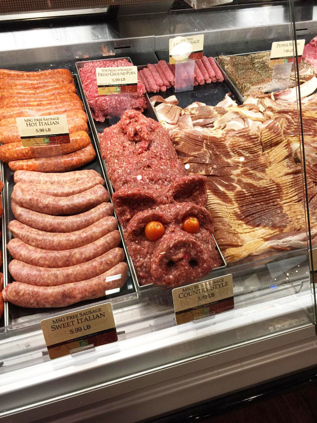 Khi nh&agrave; h&agrave;ng b&agrave;y biện đồ ăn kh&ocirc;ng thể sai hơn: C&agrave; ph&ecirc; đổ ra tay, đậu hầm đựng trong d&eacute;p v&agrave; loạt si&ecirc;u phẩm ẩm thực kh&aacute;c - Ảnh 2.