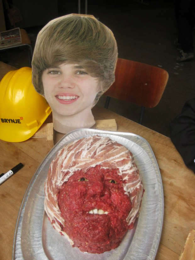 Khi nh&agrave; h&agrave;ng b&agrave;y biện đồ ăn kh&ocirc;ng thể sai hơn: C&agrave; ph&ecirc; đổ ra tay, đậu hầm đựng trong d&eacute;p v&agrave; loạt si&ecirc;u phẩm ẩm thực kh&aacute;c - Ảnh 12.