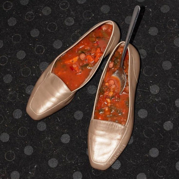 Khi nh&agrave; h&agrave;ng b&agrave;y biện đồ ăn kh&ocirc;ng thể sai hơn: C&agrave; ph&ecirc; đổ ra tay, đậu hầm đựng trong d&eacute;p v&agrave; loạt si&ecirc;u phẩm ẩm thực kh&aacute;c - Ảnh 4.