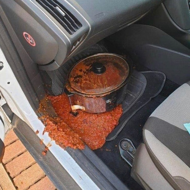 Khi nh&agrave; h&agrave;ng b&agrave;y biện đồ ăn kh&ocirc;ng thể sai hơn: C&agrave; ph&ecirc; đổ ra tay, đậu hầm đựng trong d&eacute;p v&agrave; loạt si&ecirc;u phẩm ẩm thực kh&aacute;c - Ảnh 7.