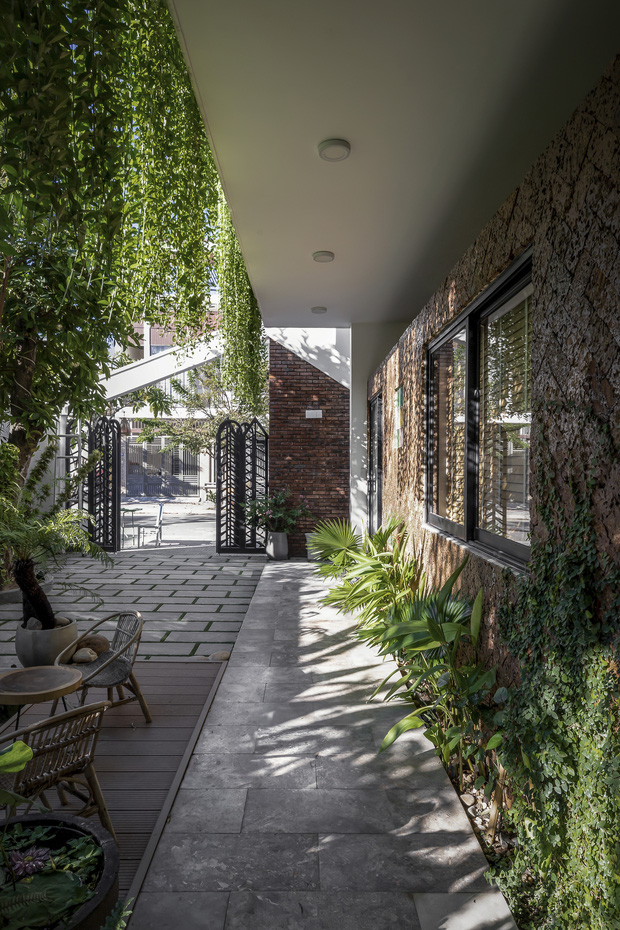 Ng&ocirc;i nh&agrave; 125m2 đẹp như resort của cặp đ&ocirc;i y&ecirc;u nhau từ cấp ba, đầu tư 2 tỷ với thiết kế đưa gi&oacute; v&agrave;o mọi ng&oacute;c ng&aacute;ch - Ảnh 5.