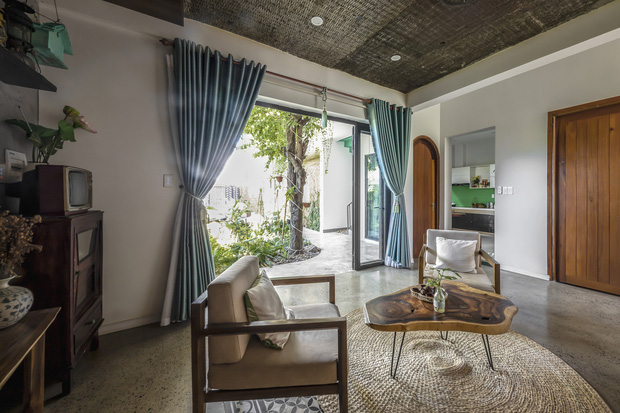 Ng&ocirc;i nh&agrave; 125m2 đẹp như resort của cặp đ&ocirc;i y&ecirc;u nhau từ cấp ba, đầu tư 2 tỷ với thiết kế đưa gi&oacute; v&agrave;o mọi ng&oacute;c ng&aacute;ch - Ảnh 7.