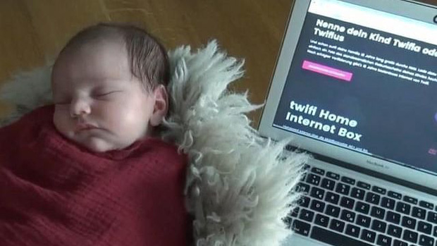 Cặp vợ chồng nghe lời công ty mạng rủ rê, đặt tên con siêu kỳ quặc để được xài internet miễn phí 18 năm - Ảnh 2. Cặp vợ chồng nghe lời công ty mạng rủ rê, đặt tên con siêu kỳ quặc để được xài internet miễn phí 18 năm - Ảnh 2.