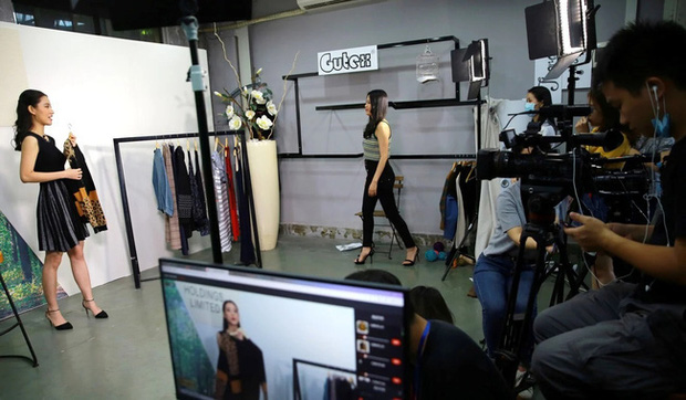 309 triệu người d&ugrave;ng livestream ở Trung Quốc: Cơn sốt b&aacute;n h&agrave;ng online với thu nhập h&agrave;ng tỷ đồng khiến giới trẻ lẫn d&acirc;n kinh doanh phải dấn th&acirc;n v&agrave;o - Ảnh 2.