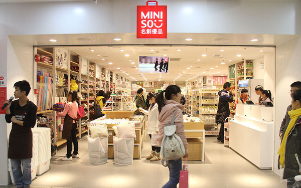  B&aacute;n đồ Nhật nh&aacute;i&rsquo; gi&aacute; b&egrave;o, 7 năm chưa hề c&oacute; l&atilde;i, điều g&igrave; khiến Miniso nổi l&ecirc;n như một thế lực to&agrave;n cầu, tăng trưởng vượt cả Uniqlo v&agrave; Muji?  - Ảnh 1.