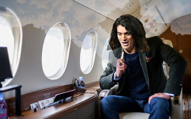WeWork trả gi&aacute; đắt khi Adam Neumann văng tục v&agrave;o lời khuy&ecirc;n của cựu CEO Starbucks - Ảnh 1.