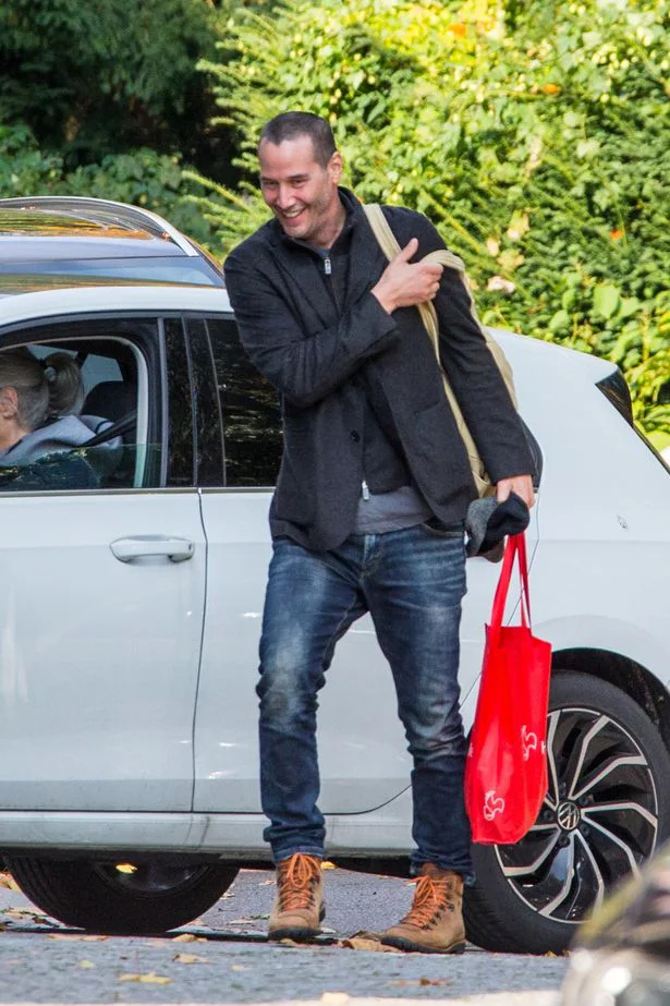 Nam diễn viên Keanu Reeves phải cạo trọc đầu để tiếp tục quay Ma trận 4 - Ảnh 5. Nam diễn viên Keanu Reeves phải cạo trọc đầu để tiếp tục quay Ma trận 4 - Ảnh 5.