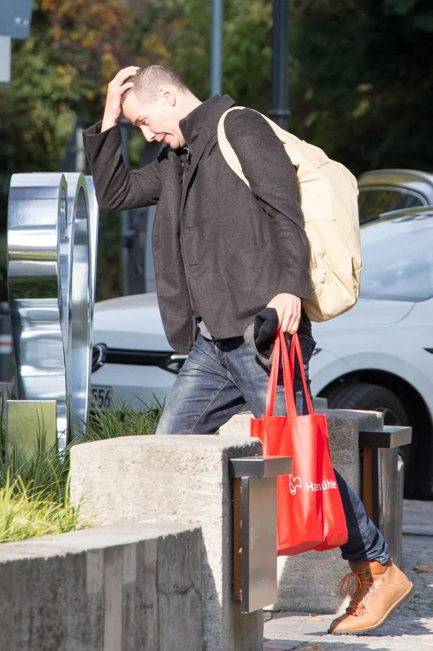 Nam diễn viên Keanu Reeves phải cạo trọc đầu để tiếp tục quay Ma trận 4 - Ảnh 4. Nam diễn viên Keanu Reeves phải cạo trọc đầu để tiếp tục quay Ma trận 4 - Ảnh 4.