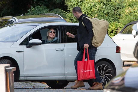 Nam diễn viên Keanu Reeves phải cạo trọc đầu để tiếp tục quay Ma trận 4 - Ảnh 1. Nam diễn viên Keanu Reeves phải cạo trọc đầu để tiếp tục quay Ma trận 4 - Ảnh 1.