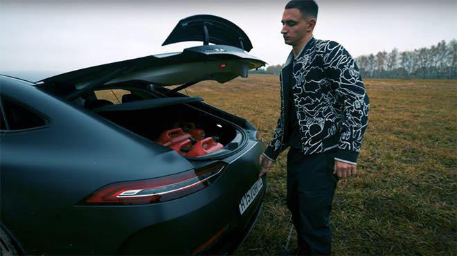 YouTuber người Nga tẩm xăng đốt xe Mercedes thu h&uacute;t hơn chục triệu lượt xem, l&yacute; do khiến ai nghe cũng phải bối rối - Ảnh 2.