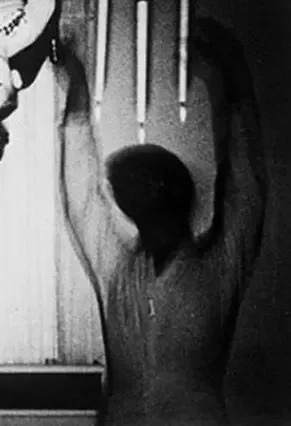 Bức ảnh oan hồn nh&agrave; Cooper &aacute;m ảnh h&agrave;ng triệu người v&agrave; sự thật đằng sau b&oacute;ng ma k&igrave; qu&aacute;i - Ảnh 3.