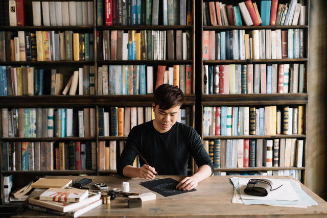 Sống bằng đam m&ecirc;: Cựu sinh vi&ecirc;n FTU rẽ ngang sang nghề viết chữ, đến nay th&agrave;nh nghệ nh&acirc;n calligraphy số 1 Việt Nam  - Ảnh 1.