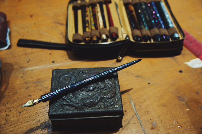 Sống bằng đam m&ecirc;: Cựu sinh vi&ecirc;n FTU rẽ ngang sang nghề viết chữ, đến nay th&agrave;nh nghệ nh&acirc;n calligraphy số 1 Việt Nam  - Ảnh 11.