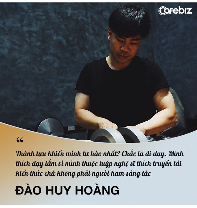 Sống bằng đam m&ecirc;: Cựu sinh vi&ecirc;n FTU rẽ ngang sang nghề viết chữ, đến nay th&agrave;nh nghệ nh&acirc;n calligraphy số 1 Việt Nam  - Ảnh 14.