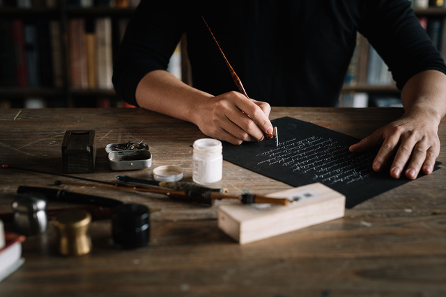 Sống bằng đam m&ecirc;: Cựu sinh vi&ecirc;n FTU rẽ ngang sang nghề viết chữ, đến nay th&agrave;nh nghệ nh&acirc;n calligraphy số 1 Việt Nam  - Ảnh 3.