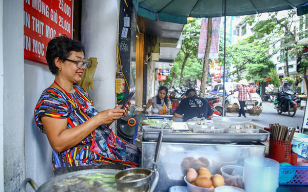 Viettel bắt tay VinSmart phổ cập smartphone toàn dân với giá chỉ 600 ngàn đồng - Ảnh 1. Viettel bắt tay VinSmart phổ cập smartphone toàn dân với giá chỉ 600 ngàn đồng - Ảnh 1.