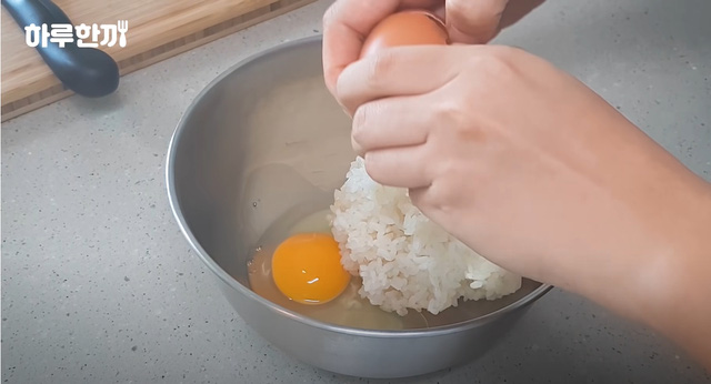 Đạt gần 100 triệu view, video l&agrave;m cơm rang trứng của YouTuber H&agrave;n Quốc c&oacute; g&igrave;? - Ảnh 2.