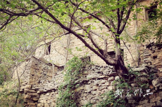 Ngôi làng ma ám đáng sợ nhất Trung Quốc: Không ai đủ can đảm quay lại lần thứ 2 và bí ẩn về chiếc ghế Thái sư bị dính lời nguyền - Ảnh 7. Ngôi làng ma ám đáng sợ nhất Trung Quốc: Không ai đủ can đảm quay lại lần thứ 2 và bí ẩn về chiếc ghế Thái sư bị dính lời nguyền - Ảnh 7.