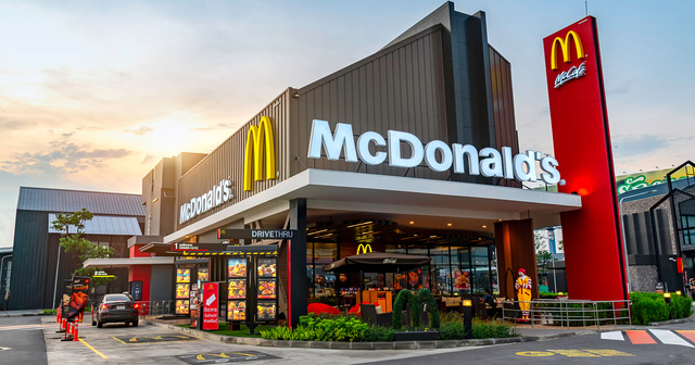 Bạn tưởng McDonalds b&aacute;n b&aacute;nh burger m&agrave; gi&agrave;u ư, nhầm to! Nhờ chiến lược tinh vi n&agrave;y, họ l&agrave; một trong 5 đại gia BĐS h&agrave;ng đầu thế giới - Ảnh 1.