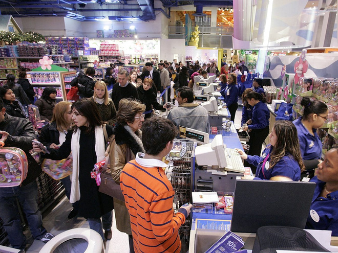 Những c&acirc;u chuyện chứng minh Black Friday tạo ra một thế giới đi&ecirc;n rồ v&agrave; cuồng loạn nhất, theo lời kể của c&aacute;c nh&acirc;n vi&ecirc;n b&aacute;n h&agrave;ng - Ảnh 2.