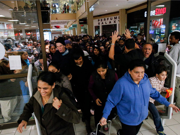 Những c&acirc;u chuyện chứng minh Black Friday tạo ra một thế giới đi&ecirc;n rồ v&agrave; cuồng loạn nhất, theo lời kể của c&aacute;c nh&acirc;n vi&ecirc;n b&aacute;n h&agrave;ng - Ảnh 1.