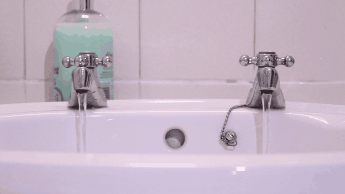 Đ&acirc;y l&agrave; chiếc bồn rửa kỳ lạ chỉ c&oacute; tại Anh Quốc, l&yacute; do ph&iacute;a sau khiến ai cũng cảm thấy ngỡ ng&agrave;ng - Ảnh 2.