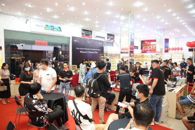 Cuộc đua b&aacute;n h&agrave;ng iPhone 12 Series: Trong l&uacute;c FPT Shop giao xong 4.500 m&aacute;y kiếm trăm tỷ th&igrave; kh&aacute;ch mua qua Thế giới Di động phải chờ đến cuối th&aacute;ng 12 - Ảnh 2.
