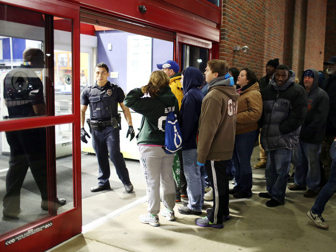 Những c&acirc;u chuyện chứng minh Black Friday tạo ra một thế giới đi&ecirc;n rồ v&agrave; cuồng loạn nhất, theo lời kể của c&aacute;c nh&acirc;n vi&ecirc;n b&aacute;n h&agrave;ng - Ảnh 13.