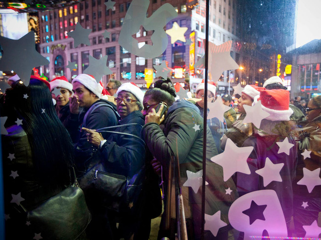 Những c&acirc;u chuyện chứng minh Black Friday tạo ra một thế giới đi&ecirc;n rồ v&agrave; cuồng loạn nhất, theo lời kể của c&aacute;c nh&acirc;n vi&ecirc;n b&aacute;n h&agrave;ng - Ảnh 16.