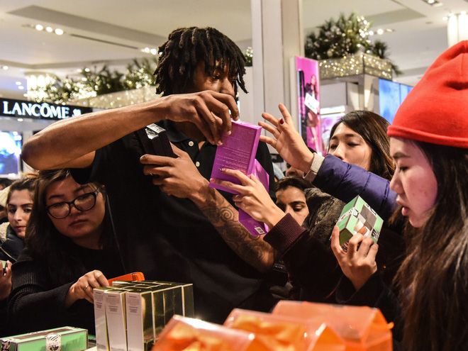 Những c&acirc;u chuyện chứng minh Black Friday tạo ra một thế giới đi&ecirc;n rồ v&agrave; cuồng loạn nhất, theo lời kể của c&aacute;c nh&acirc;n vi&ecirc;n b&aacute;n h&agrave;ng - Ảnh 6.