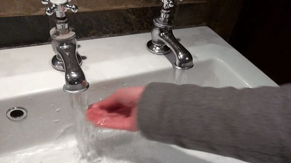 Đ&acirc;y l&agrave; chiếc bồn rửa kỳ lạ chỉ c&oacute; tại Anh Quốc, l&yacute; do ph&iacute;a sau khiến ai cũng cảm thấy ngỡ ng&agrave;ng - Ảnh 4.