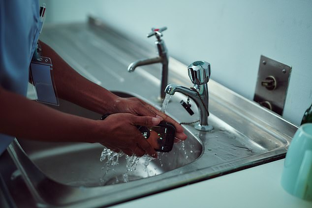 Điện thoại ‘kháng khuẩn’ đầu tiên trên thế giới có giá 7 triệu đồng - Ảnh 2. Điện thoại ‘kháng khuẩn’ đầu tiên trên thế giới có giá 7 triệu đồng - Ảnh 2.