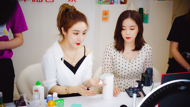 Kiếm hơn ngh&igrave;n tỷ chỉ sau 7 tiếng, nữ ho&agrave;ng livestream xứ Trung l&agrave;m thế n&agrave;o để từ chủ shop thời trang v&ocirc; danh trở th&agrave;nh triệu ph&uacute;?  - Ảnh 5.