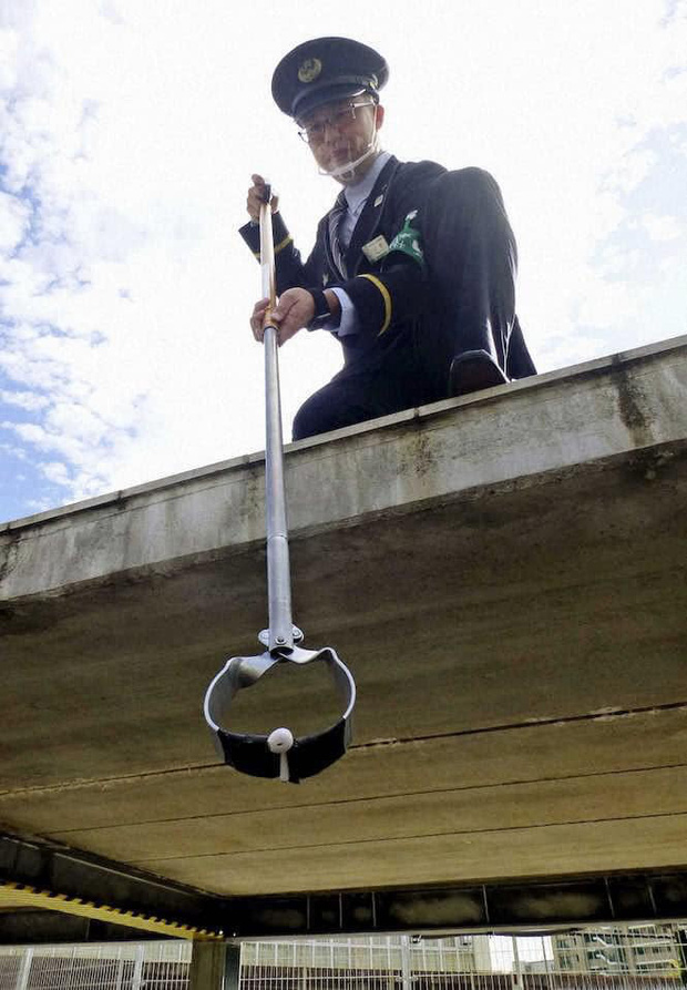 Nh&agrave; ga Nhật k&ecirc;u cứu v&igrave; h&agrave;nh kh&aacute;ch đ&aacute;nh rơi qu&aacute; nhiều tai AirPods xuống đường ray, ng&agrave;y n&agrave;o nh&acirc;n vi&ecirc;n cũng nhặt được cả lố - Ảnh 1.