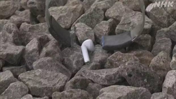 Nh&agrave; ga Nhật k&ecirc;u cứu v&igrave; h&agrave;nh kh&aacute;ch đ&aacute;nh rơi qu&aacute; nhiều tai AirPods xuống đường ray, ng&agrave;y n&agrave;o nh&acirc;n vi&ecirc;n cũng nhặt được cả lố - Ảnh 4.