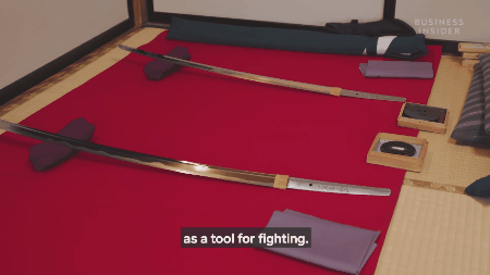 Kiếm katana Nhật Bản c&oacute; gi&aacute; tới cả trăm triệu đồng: Nh&igrave;n nghệ nh&acirc;n r&egrave;n kiếm mất 18 th&aacute;ng để l&agrave;m 1 thanh, bạn sẽ hiểu tại sao n&oacute; lại đắt đến thế - Ảnh 3.