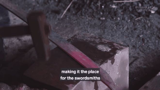 Kiếm katana Nhật Bản c&oacute; gi&aacute; tới cả trăm triệu đồng: Nh&igrave;n nghệ nh&acirc;n r&egrave;n kiếm mất 18 th&aacute;ng để l&agrave;m 1 thanh, bạn sẽ hiểu tại sao n&oacute; lại đắt đến thế - Ảnh 7.