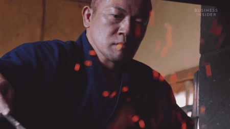 Kiếm katana Nhật Bản c&oacute; gi&aacute; tới cả trăm triệu đồng: Nh&igrave;n nghệ nh&acirc;n r&egrave;n kiếm mất 18 th&aacute;ng để l&agrave;m 1 thanh, bạn sẽ hiểu tại sao n&oacute; lại đắt đến thế - Ảnh 8.