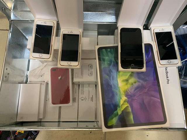 Ngày làm nhân viên, đêm làm đạo chích trộm 21 điện thoại iPhone, iPad, MacBook, Apple Watch - Ảnh 2. Ngày làm nhân viên, đêm làm đạo chích trộm 21 điện thoại iPhone, iPad, MacBook, Apple Watch - Ảnh 2.