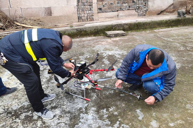 Bị ong v&ograve; vẽ đốt quanh năm, d&acirc;n l&agrave;ng g&oacute;p 300 triệu đồng chế m&aacute;y bay phun lửa đốt lại tổ của ch&uacute;ng - Ảnh 3.