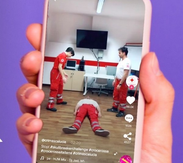 Năm 2020, ngập tr&agrave;n những thử th&aacute;ch nguy hiểm tr&ecirc;n TikTok - Ảnh 1.