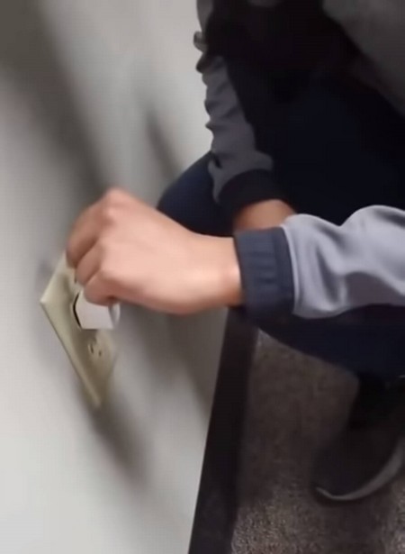 Năm 2020, ngập tr&agrave;n những thử th&aacute;ch nguy hiểm tr&ecirc;n TikTok - Ảnh 2.