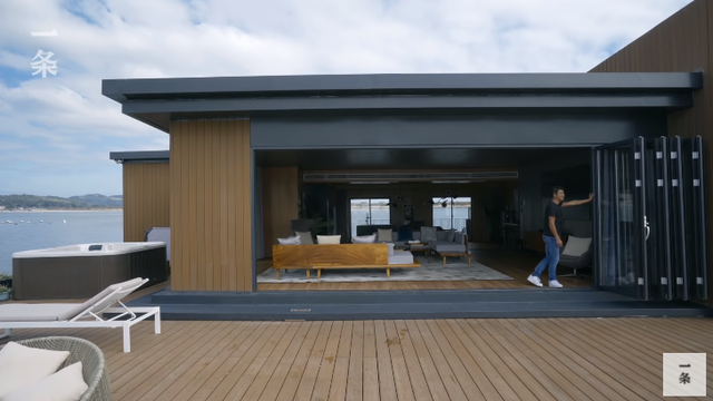  Đ&ocirc;i vợ chồng x&acirc;y biệt thự nổi 600m2 giữa biển, d&ugrave;ng l&agrave;m nơi c&aacute;ch ly với thế giới m&ugrave;a Covid  - Ảnh 2.