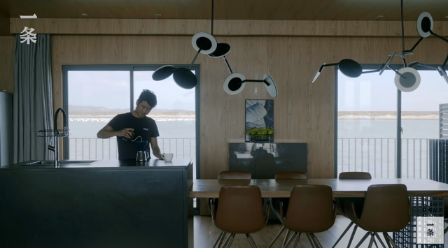  Đ&ocirc;i vợ chồng x&acirc;y biệt thự nổi 600m2 giữa biển, d&ugrave;ng l&agrave;m nơi c&aacute;ch ly với thế giới m&ugrave;a Covid  - Ảnh 4.