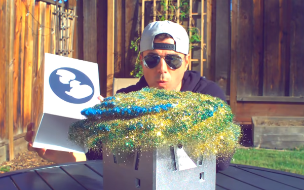  Cựu kỹ sư NASA bỏ việc để l&agrave;m YouTuber, trở th&agrave;nh ng&ocirc;i sao với 16 triệu follower, gần 2 tỷ lượt xem  - Ảnh 1.