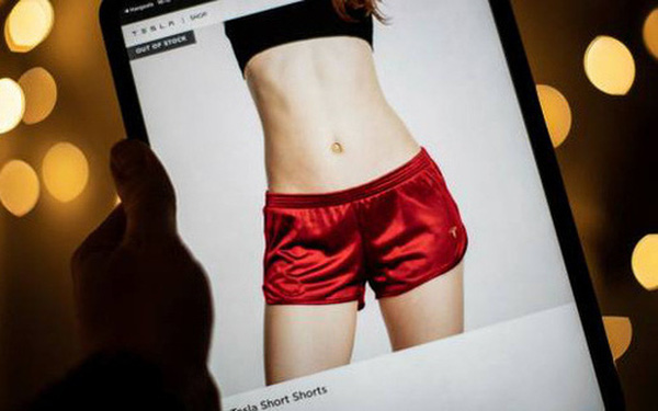 Không phải ô tô, khách hàng của Tesla giận dữ vì không nhận được... quần đùi dù đã đặt từ 5 tháng trước - Ảnh 1. Không phải ô tô, khách hàng của Tesla giận dữ vì không nhận được... quần đùi dù đã đặt từ 5 tháng trước - Ảnh 1.