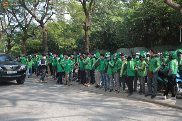 Hà Nội: Hàng trăm tài xế tắt app, tập trung phản đối Grab tăng giá cước - Ảnh 1. Hà Nội: Hàng trăm tài xế tắt app, tập trung phản đối Grab tăng giá cước - Ảnh 1.