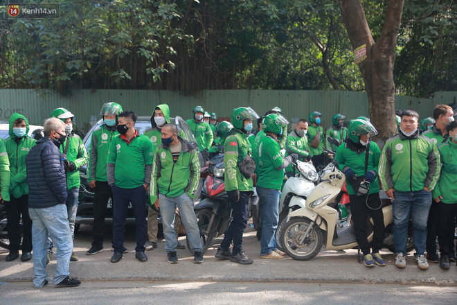 Hà Nội: Hàng trăm tài xế tắt app, tập trung phản đối Grab tăng giá cước - Ảnh 3. Hà Nội: Hàng trăm tài xế tắt app, tập trung phản đối Grab tăng giá cước - Ảnh 3.