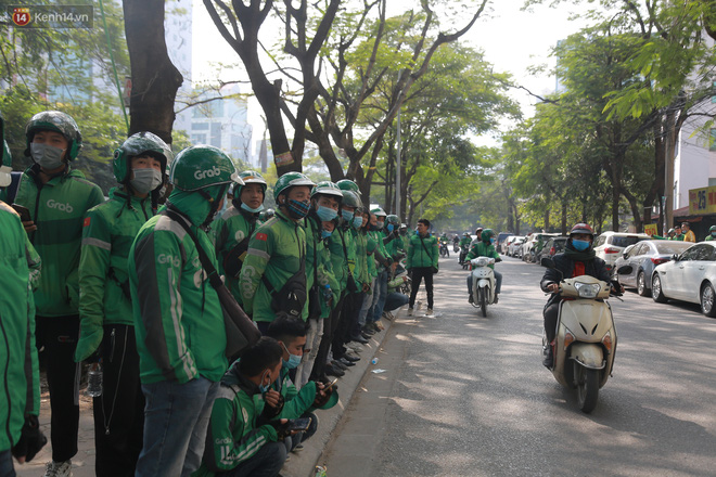 Hà Nội: Hàng trăm tài xế tắt app, tập trung phản đối Grab tăng giá cước - Ảnh 5. Hà Nội: Hàng trăm tài xế tắt app, tập trung phản đối Grab tăng giá cước - Ảnh 5.